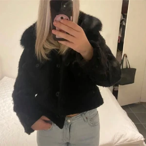 Svart pälsjacka - Säljer min svarta meotine kappa i den varmare modellen. Superfint skick och priset är diskuterbart. 