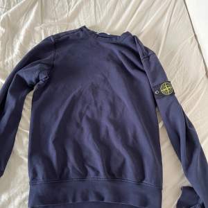 Säljer denna mörkblåa tröja från Stone Island.  Storlek 170cm/S. Säljer då den sällan kommer till användning. Bra skick och inga defekter. Pris kan diskuteras