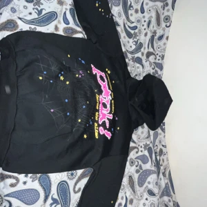 Sp5der Hoodie PINK (riktig) - Sp5der hoodie pink. Fick den på födelsedagen av en vän som var i USA men gillade inte det rosa och var lite för stor för mig därför jag säljer den. Har bara legat i min garderob och tar bara plats. Egentliga pris 3800kr.
