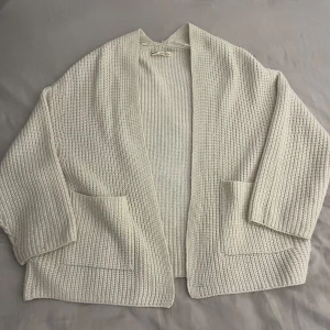 Vit stickad kofta - Vit stickad kofta med en loose passform, i ett tjockt varmt material.