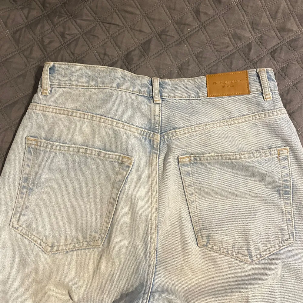 Säljer ett par ljusa jeans från G-Star Raw i storlek 36. De har en cool, sliten look med stora hål vid knäna och en klassisk femficksdesign. Perfekta för en avslappnad stil! Dragkedja och knapp framtill. Säljer dessa pga att de har tyvärr blivit försmå. Jeans & Byxor.