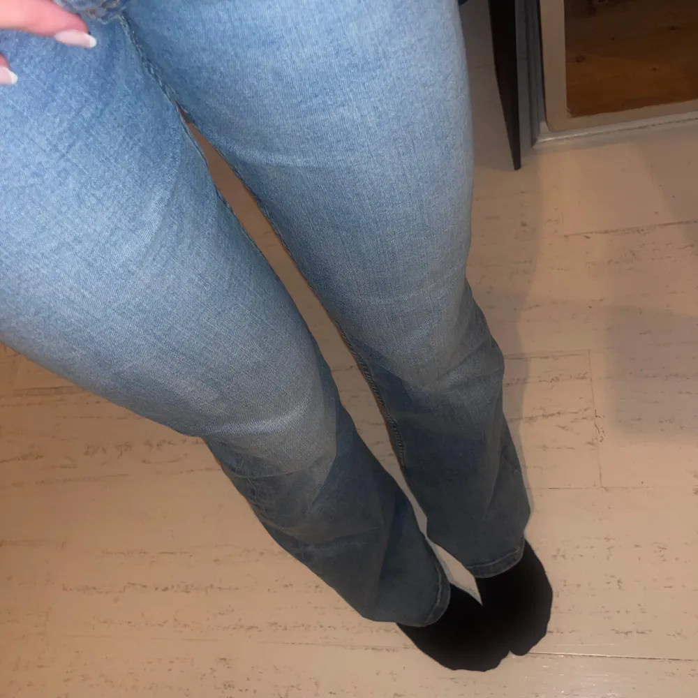 (Svårt att få till färgen på bild se sisra bilden för mer korrekt färg) Använt 2 gånger, storlek S/32 i längd. Nypris 500kr . Jeans & Byxor.