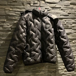 Armani Vinterjacka - Säljer min Armani EA7 jacka som passar perfekt nu till vintern! Skick 9/10 använd en säsong. Nypris ligger på 5100! Tags och liknande finns. Hör av er vid frågor