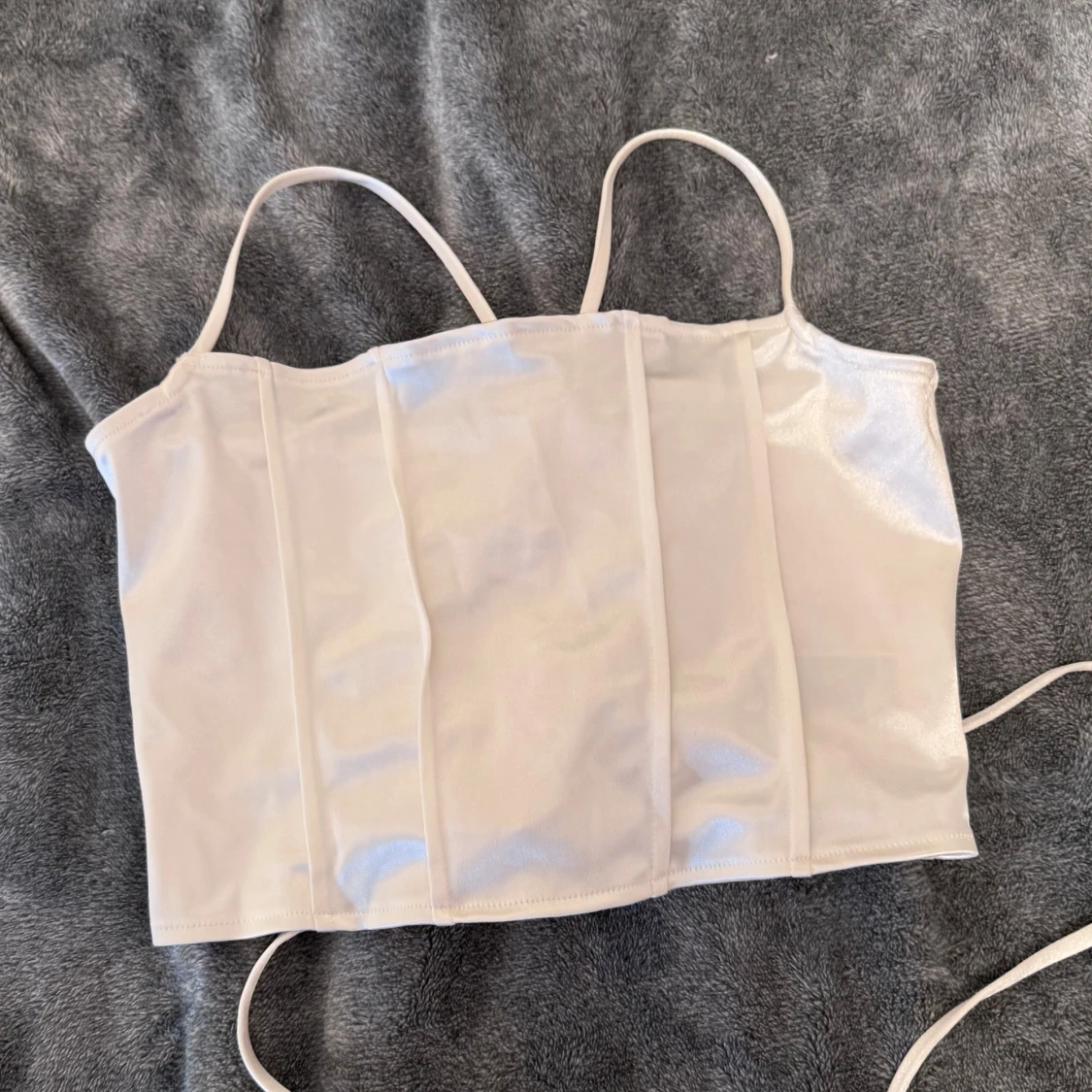 Vit croptop i faux siden - 92