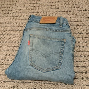Levis jeans 164 - Ett par riktigt fina Levis jeans med modellen 511 slim sitter riktigt bra och har en väldigt snygg tvätt.