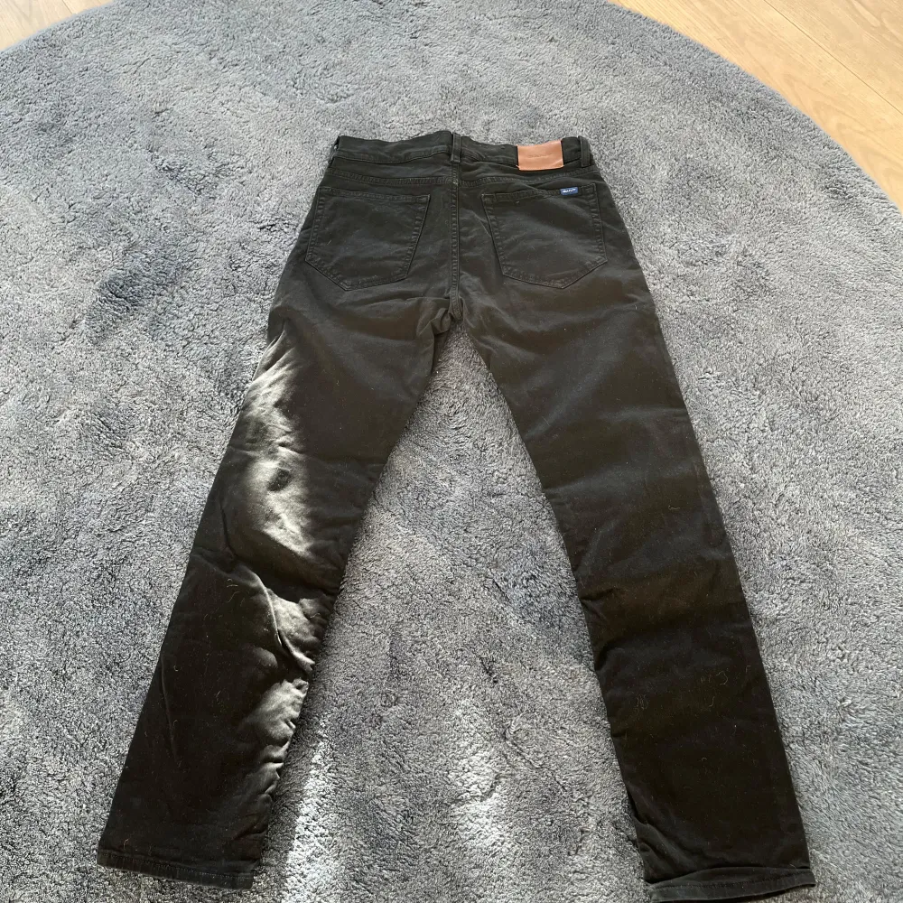 Dessa gant jeans är köpta på NK för 2000kr och är nästan helt oanvända. Skick:10/10 . Jeans & Byxor.