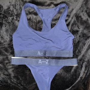 Mörkblå träningsunderkläder från A-Z by Zlatan - Säljer en snygg mörkblå träningsunderkläder från A-Z by Zlatan i storlek M. Aldrig använd