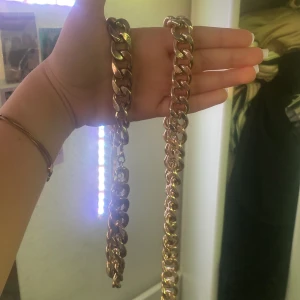Guld halsband - Helt nya knappt använd originala pris är 500 kr men jag säljer båda för 150 kr