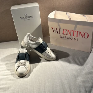 Valentino opens  - Hej, säljer min valentino opens, skick 7/10, strl 45 men passar även 44. Lite defekter på skorna men inget som påverkar användningen. Skriv vid funderingar och vid prisförslag, priset är inte skrivet i sten!! Kan även tänka mig byten