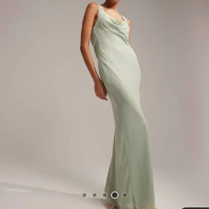 Ljus grön balklänning  - Super fin grön balklänning med öppen rygg, den passar tyvärr inte mig och retur tiden gick ut så säljer vidare den här. Den är helt oanvänd med prislappar kvar. Köpt från asos, nypris 929. 🥰