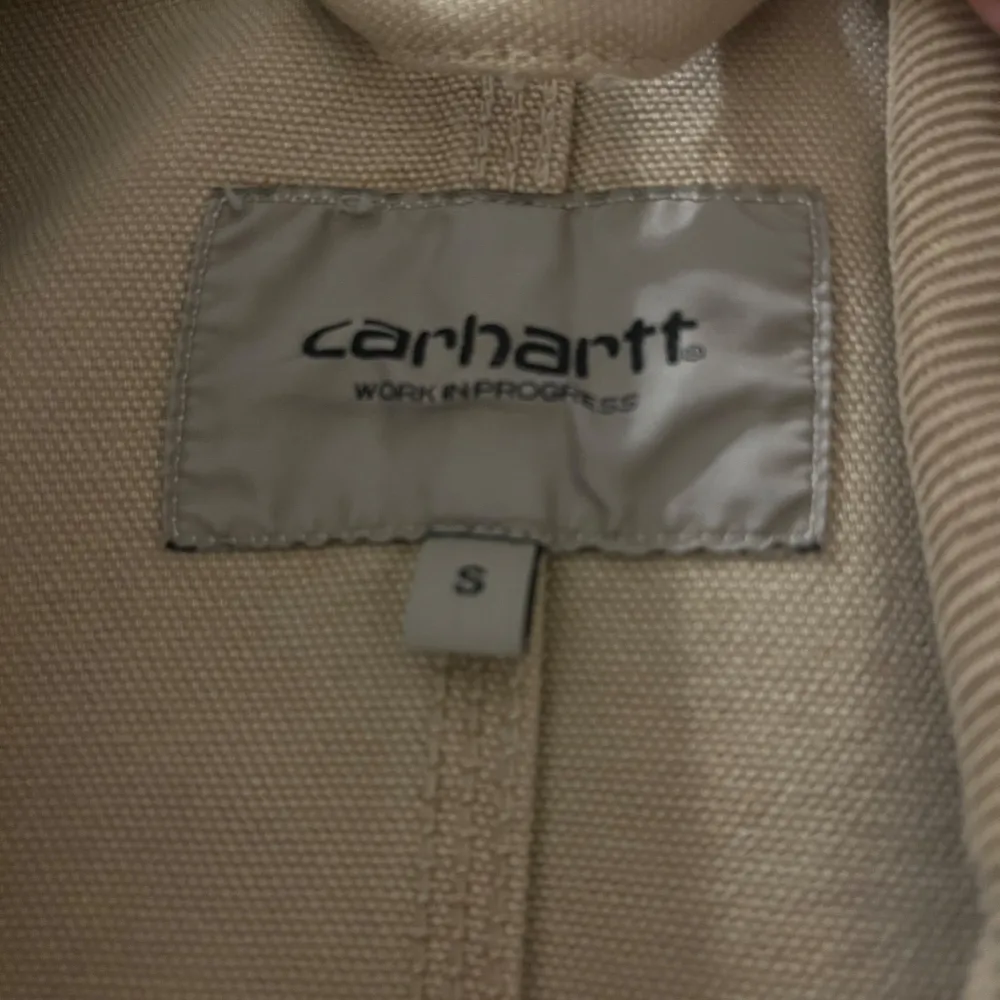 Säljer en snygg beige worker jacket från Carhartt. Nypris på denna sköning är 2195kr. Storlek S men är rätt stor, för referens är jag 183 cm. Modellen är 189 cm i storlek L. . Jackor.