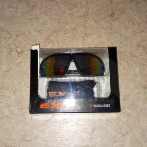 Oanvända Excel MF Sport sunglasses. Bara tagit ut ur förpackningen 1 gång så förpackningen är lite trasig men annars helt oanvända 