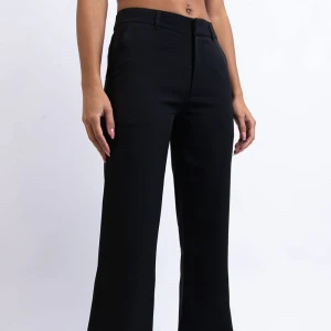Madlady kostymbyxor Tall - Snygga svarta kostymbyxor i mid waist modell. Perfekta för både kontoret och festliga tillfällen. De har en klassisk straight passform och är tillverkade i ett bekvämt material som ger en stilren look.