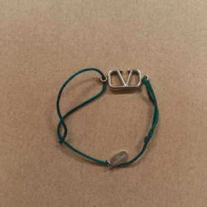 Valentino amrmand grönt - Grönt Valentino armband. Har endast används ett fåtal gånger. Skick:10/10, inga skador. Kolla även in våran profil för mycket det grejer!🙌Kontakta oss för fler bilder eller info!