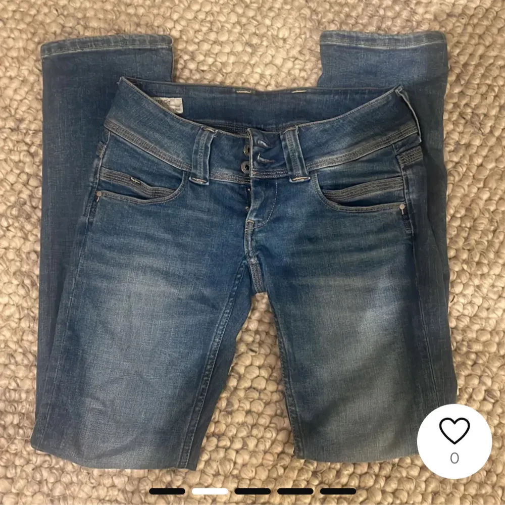 Säljer ett par snygga lågmidjade jeans från Pepe Jeans i storlek 26. De är väl använda, köpta för ca 900kr. ⚠️Inte mina bilder⚠️ SKRIV INNAN KÖP!!🥰🥰. Jeans & Byxor.