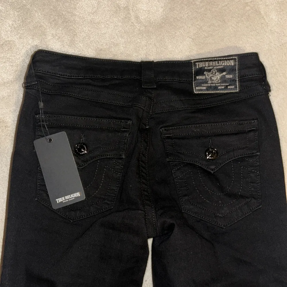 Säljer dessa helt nya true religion jeans då det är för stora för mig. Nypris: 1300kr. Inga defekter, storlek w27 som kan jämföras med storlek Small. De är både bootcut och low waist. De är slutsålda online och jag köpte dem från Raglady. Skriv för frågor!💗. Jeans & Byxor.