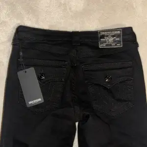 Säljer dessa helt nya true religion jeans då det är för stora för mig. Nypris: 1300kr. Inga defekter, storlek w27 som kan jämföras med storlek Small. De är både bootcut och low waist. De är slutsålda online och jag köpte dem från Raglady. Skriv för frågor!💗