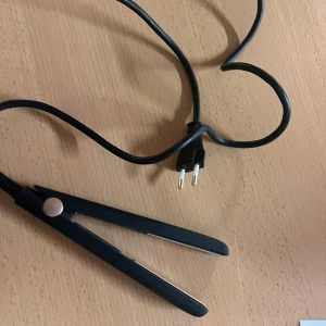 Liten plattång   - Helt ny liten plattång aldrig använd jätte bra att ha i väskan