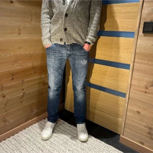 Dondup jeans - Skit snygga dondup jeans med fin tvätt och fabriksgjorda slitningar.  Kom privat vid minsta lilla fråga⭐️