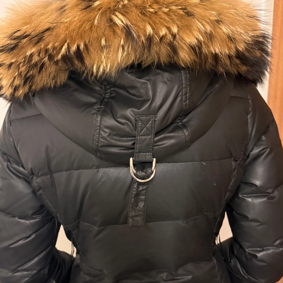Svart dunjacka med pälskrage - 91