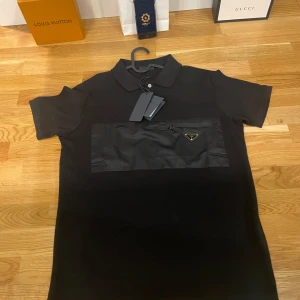 PRADA PIKÉ STRL M  - PRADA PIKE STRL M HELT NY OCH OANVÄND 🏆 🇮🇹