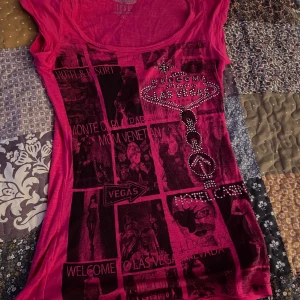 Rosa Las Vegas-topp från IFSE - Snygg rosa topp från IFSE med Las Vegas-tema. Den har ett coolt tryck med text och bilder samt glittriga detaljer. Så fin!! ❤️