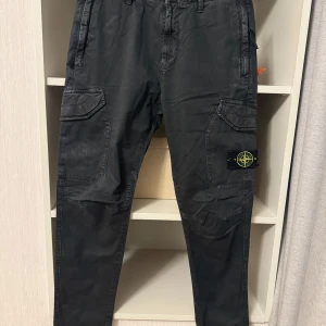 Byxor Stone Island - Cargobyxor i bomull. Storlek W 29. 