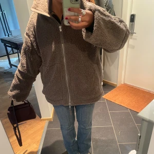 hm teddy jacka brun  - Nästan helt ny skick dock inga lappar kvar! säljer pga att ja vill ha en ljusare färg🥰 (så byten för en färg ljusare går jätte bra också) ! Tryck inte på köp dirket!