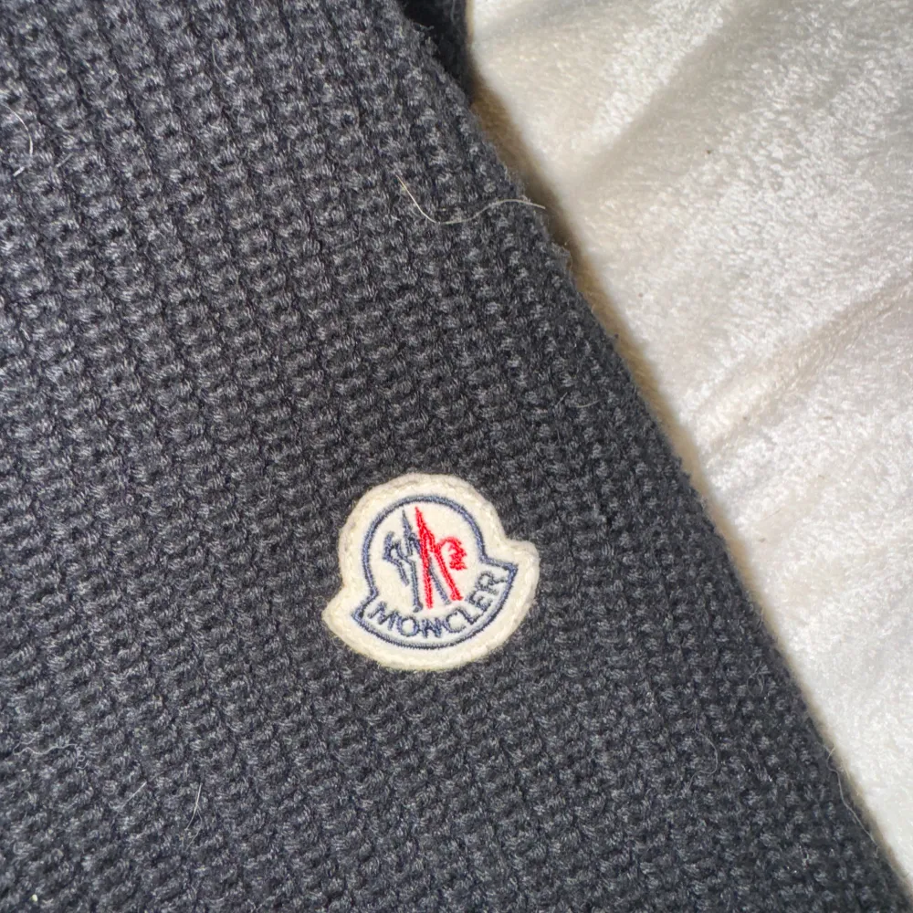 Säljer Moncler cardigan som passar perfekt för höst och vinter! Storlek: S. Pris:2500kr. Jag säljer den pga den är för kort jag är 185 cm skulle rekommendera till folk som är 183 och neråt, Pris kan diskuteras!. Jackor.