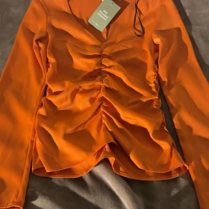 Orange blus - Jätte fin helt ny orange blus 🥰 sätter sig jätte fint i kroppen och passar perfekt om du ska på något event och osv