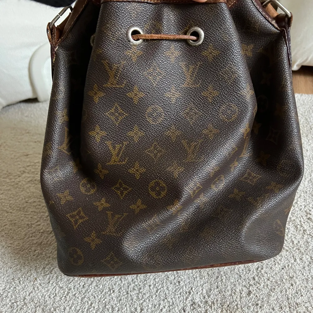 Louis Vuitton (Noé) väska. Väskan är i bra skick för dens ålder. Eftersom modellen är från före 1980, så finns inget serienummer. Väskan är inköpt från Vestiaire Collective. Storlek 32 i höjd, 18 cm djup. . Väskor.