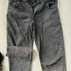 Woodbird Jeans - Feta woodbird jeans i Bra skick, använd ganska mycket men inga hål eller slitnader🔥 Färgen är Svart med gråa detaljer. Pris kan diskuteras!