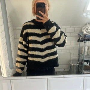 Randig stickad tröja - Super fin randig stickad tröja. Lite nopprig annars bra skick!