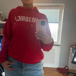 Hoodrich tröja - Säljer en snygg röd hoodrich hoodie med tryck både fram, bak och på ärmen. Köpt här på plick men har inte kommit till användning. Kontakta mig vid frågor💕