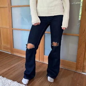 Bootcut jeans - Lånade bilder från förra ägaren!!💕Fina bootcut jeans med hål!💫