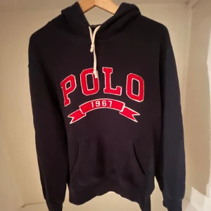 Ralph lauren hoodie - Ralph lauren hoodie | Den är äkta och i mycket bra skick | Fraktas spårbart via PostNord på köparens bekostnad | Priset är inte fast och kan ni ner i pris, snabb affär uppskattas. Har ni frågar så svarar jag gärna | MVH Armadio