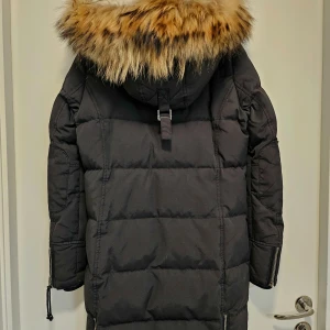 Rockandblue svart dunjacka - Vinterjacka dam. Svart dunjacka med huva och äkta pälskant. Jackan har flera fickor och dragkedjor.  Vindtät och vattenavvisande.  Jätte fint skick inga skador eller defekter.  Storlek 34/XS passar även strl S, ordinarie pris 5299kr