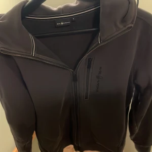 Sail racing zip hood  - Säljer min zip Hood för den är för liten på mig den är i gott skick och har inga skador 