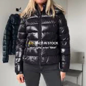 Lager 157 jacka - INTRESSEKOLL! är inte helt säker om jag vill sälja men vill veta vad ni hade kunnat betala så skriv gärna! Oanvänd!