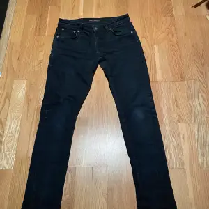 Ett par Nudie Jeans i storlek 30/30.                            En defekt och lagning vid grenen. (Bild 5) 