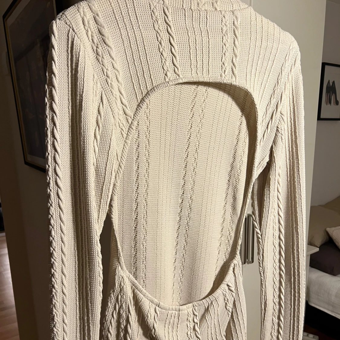Beige stickad klänning med öppen rygg - 91