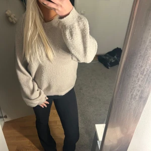 Beige stickad tröja - Mysig beige stickad tröja i oversized stil. Perfekt för kalla höst- och vinterdagar. Tröjan har långa ärmar och en avslappnad passform som gör den superbekväm att bära. Passar både till vardags och mysiga hemmakvällar. Str S 