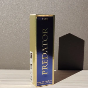 Predator Eau de Parfum 15 ml - Säljer en elegant Predator Eau de Parfum från NG. Flaskan är stilren och genomskinlig med en gyllene spraypump och text. Förpackningen är i guld och blått, vilket ger en lyxig känsla. Perfekt för den som vill ha en kraftfull och sofistikerad doft. Passar både till vardags och fest. Priset kan diskuteras 😊