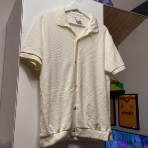 Skjorta  - Zara skjorta i storlek M. nyskick som inte använts mycket. Uppklippt/syd på sidorna så att den inte sitter lika tajt som från början 