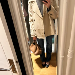 Beige trenchcoat  - Jättefin trenchcoat i tall modell, men passar normala också. 