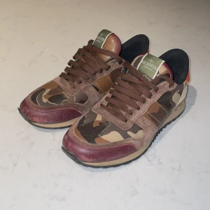 Valentino Rockrunners - Ett par fina rockrunners i storlek 40 men passar 41. Slitningar är fabriksgjorda. Säljer pga att de inte passade mig. Självklart äkta.