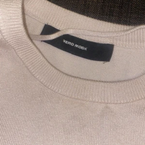 Beige tröja från Vero Moda - Säljer en stilren beige tröja från Vero Moda. Den är i mycket bra skick och perfekt för både vardag och lite finare tillfällen. Tröjan har långa ärmar och är gjord i ett mjukt material som känns skönt mot huden. Passar perfekt till höst och vår!