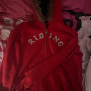 zipup med päls - skitnice tröja med fur på luvan!!!