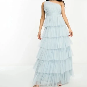 Balklänning  - Så fin balklänning som endast används en gång, kedjan på sidan är något trög💕