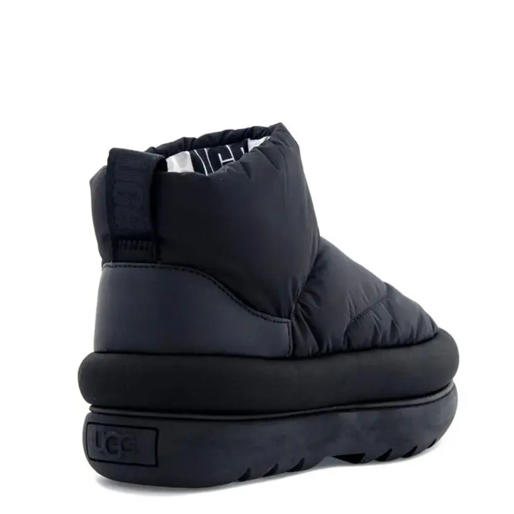 Säljer ett par svarta vadderade vattentäta boots från UGG i storlek 40, de är i mycket bra skick. Inköpta förra vintern 2199kr. Med en vaddering i syntetiskt dun och foder i en mysig ullblandning är denna sko från UGG en varm och bekväm kompanjon under vinterns kalla dagar. Den kraftiga, lite högre sulan bidrar till både komforten såväl som den snygga designen.. Skor.